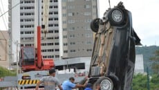 Carro desce barranco após batida em rotatória na Zona Sul 6 aaaaaaa1