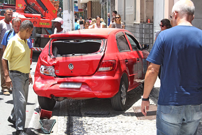Acidentes interditam calçadas no Centro 1 Pedestres perderam espaço depois de batidas na Rio Branco...