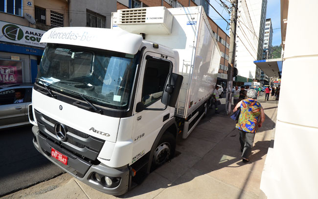 Acidentes interditam calçadas no Centro 2 ...e na Floriano Peixoto