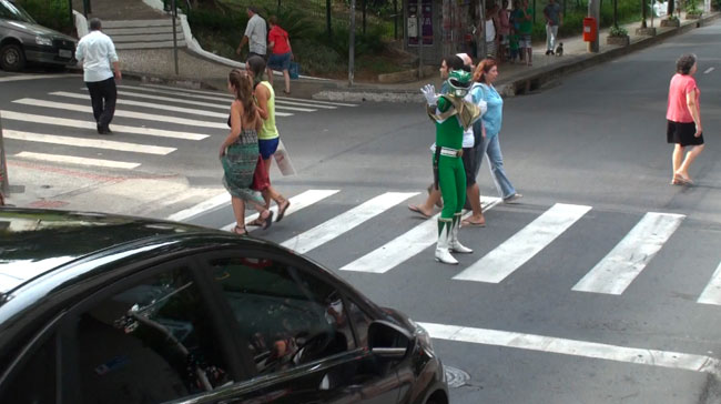 'Nada melhor do que ver uma criança sorrindo' 3 Ranger Verde ajuda pedestres durante a travessia na Rua Santo Antônio.