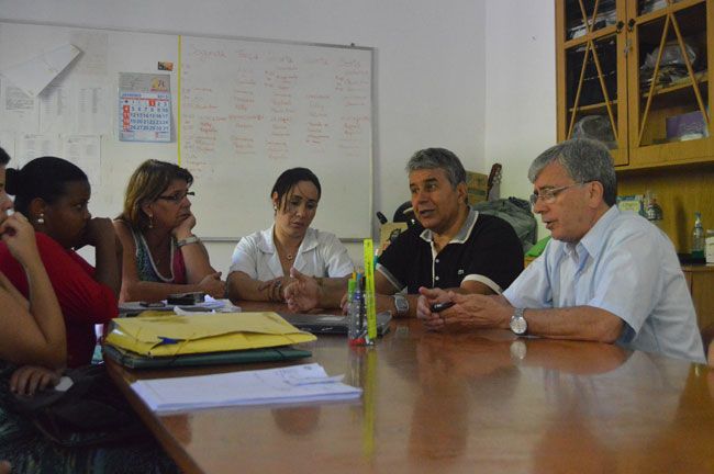 Após denúncia, vereadores vistoriam Casa de Saúde 1 vereadores antonio aguiar e jose fiorilo ouviram a direcao da casa de saude apos vistoriarem dependencias da unidade