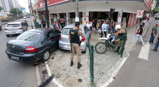 Apesar do susto, nenhum pedestre foi atingido pelos veículos (Foto: Leonardo Costa/05-02-15)