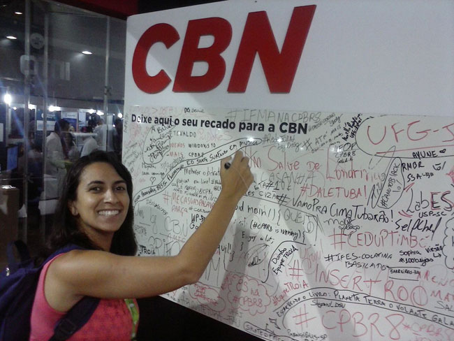 A publicitária Camila Coubelle visitou o stand da Rádio CBN na Campus Party (Foto da leitora Camila Coubelle)