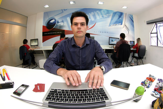 Juiz-forano gastou R$ 44 mi em compras pela internet em 2014 2 Felipe Gazolla: "Como estamos no Sudeste, muitas lojas oferecem frete grátis para Juiz de Fora” (Foto: Fernando Priamo/Arquivo Tribuna)