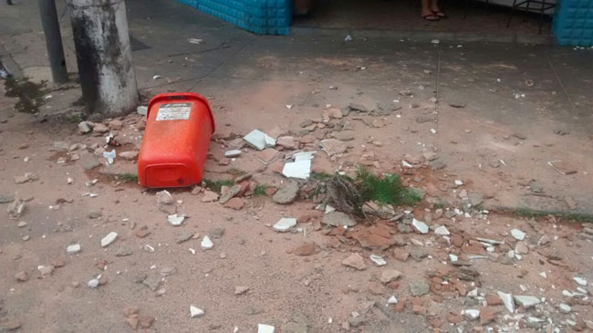 Lixeira e bicicleta foram atingidas pelo reboco