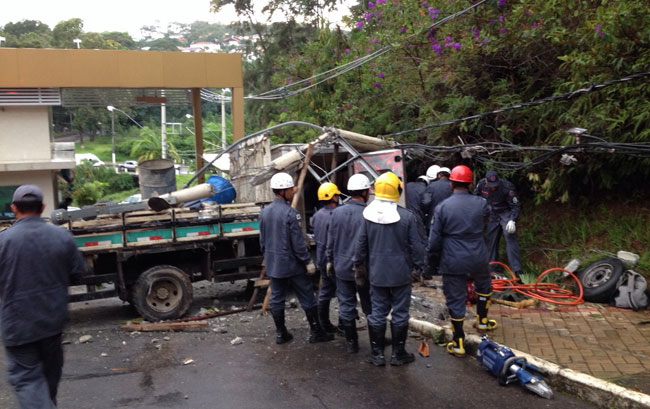 Após bater, caminhão ainda atingiu um barranco. Duas pessoas ficaram presas nas ferragens (Foto: Fernando Priamo/13-03-15)
