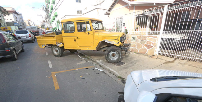 Caminhonete Toyota só parou quando bateu no muro de uma casa (Foto: Leonardo Costa/24-03-15)