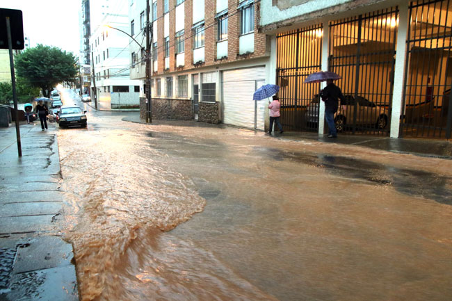 Chuvas devem continuar nesta terça em JF 2 Ruas do Bairro Granbery, como a Santos Dumont, registraram pontos de alagamento (Foto: Fernando Priamo/09-03-15)