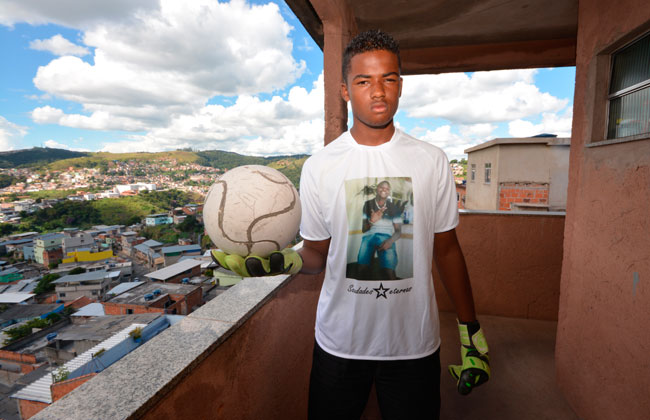 Por caminhos e descaminhos 1 Wallyson, firme na carreira de goleiro, traz no peito a dor e a imagem do irmão (Foto: Marcelo Ribeiro)