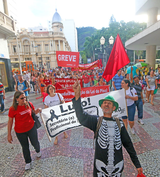 Após assembleia, docentes saíram em passeata pela Avenida Rio Branco e Rua Halfeld (Foto: Leonardo Costa/31-03-15)