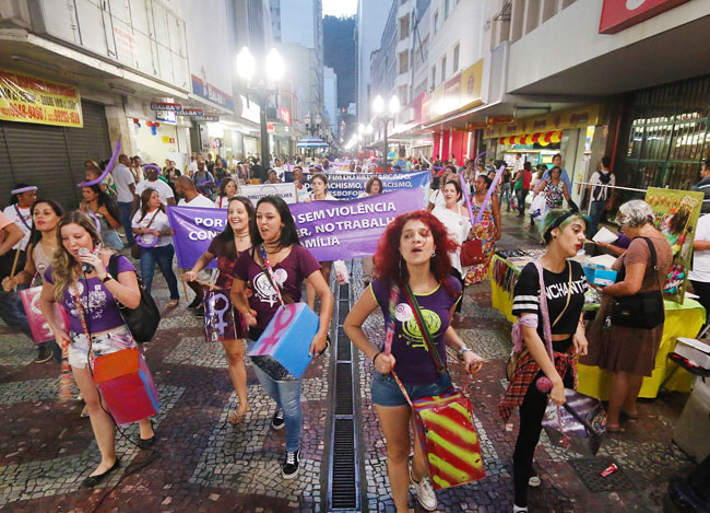 Participantes saíram em marcha pelo Calçadão (Foto: Leonardo Costa/26-03-15)