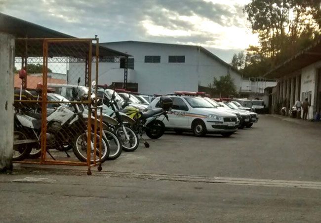 Falta de manutenção tira viaturas das ruas 2 varias motos e veiculos estao parados na oficina do 2o batalhao