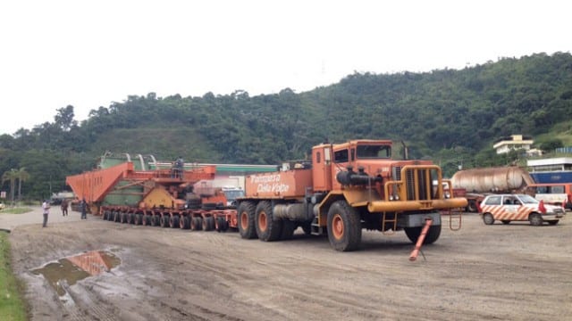 Equipamento de 492 toneladas passa por JF 2 carreta priamo