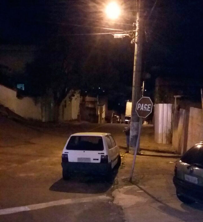 População denuncia paradas irregulares em vários bairros 5 carro-meio-da-ria