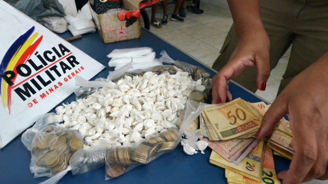 PM apreende 400 papelotes de cocaína e dois carros de luxo 1 droga olavo1