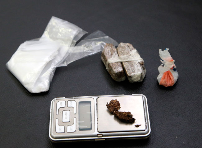 Balança de precisão, maconha e embalagens foram encontradas na casa do suspeito de 19 anos (Foto: Fernando Priamo/17-04-15)