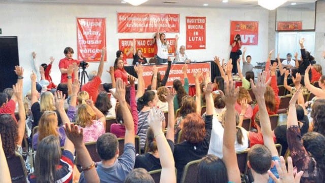 Greve continua; Sinpro e PJF têm nova reunião 1 em-assembleia-no-ritz-hotel-docentes-votam-a-favor-da-greve-marcelo-ribeiro_07-04-15