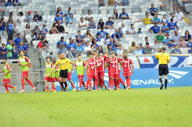 jogadores do tombense comemoram o gol da vitoria por 2 a 1 sobre o cruzeiro no mineirao resultado que deu ao time a classificacao para as semifinais do estadual
