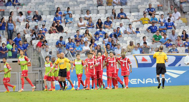 jogadores do tombense comemoram o gol da vitoria por 2 a 1 sobre o cruzeiro no mineirao resultado que deu ao time a classificacao para as semifinais do estadual1