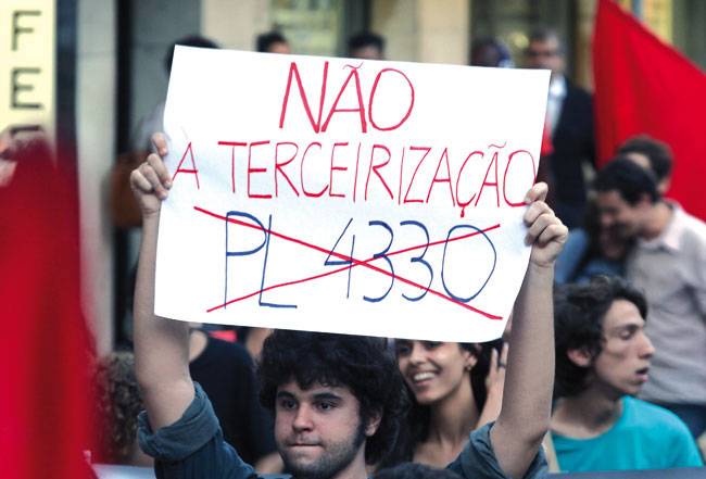 50 inquéritos em JF contra terceirizadas 3 Movimentos sociais foram às ruas contra proposta na última semana (Foto: Felipe Couri)