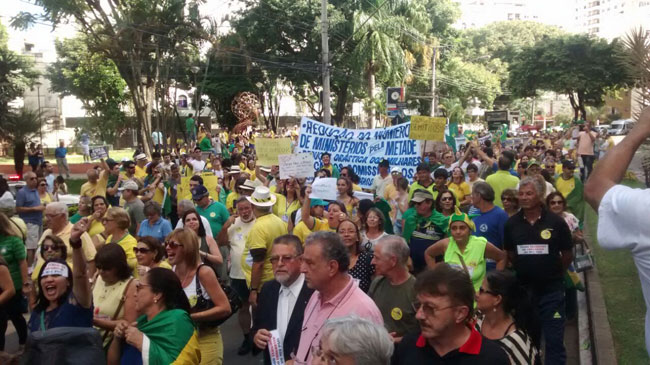 Acompanhe a manifestação contra o Governo em Juiz de Fora 15 na itamar 1