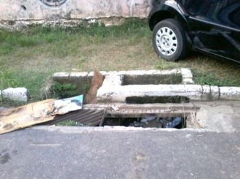 na rua howyan no centro boca de lobo esta completamente aberta lucia de castro