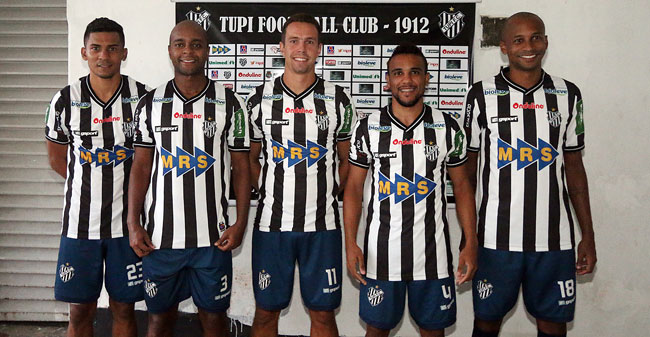Carijó completa apresentação de reforços 1 Mais cinco reforços foram apresentados em Santa Terezinha (Foto: Leonardo Costa/15-04-15)