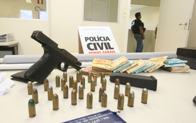 Civil encontra arma de uso restrito com jovem em condomínio de luxo em JF 1 apreensao_leo