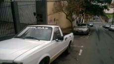 Acúmulo de água em caçamba de carro abandonado preocupa leitor 2 carro abandonado sem credito 2