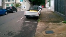 Acúmulo de água em caçamba de carro abandonado preocupa leitor 1 carro abandonado sem credito