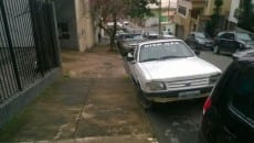 Acúmulo de água em caçamba de carro abandonado preocupa leitor 3 carro abandonado sem credito 4