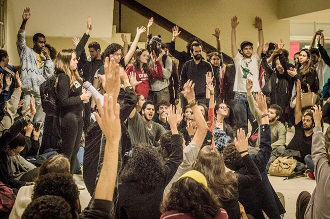Após reunião com representantes da UFJF, alunos votaram pela ocupação (Foto: Diretório Acadêmico Vladimir Herzog, da Faculdade de Comunicação da UFJF)