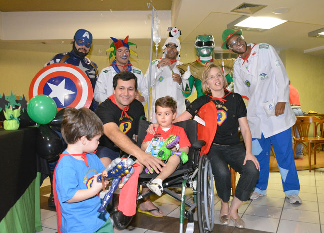 Família faz campanha para doação de medula óssea 2 Festa contou com a presença de super-heróis (foto: Marcelo Ribeiro/11-05-15)