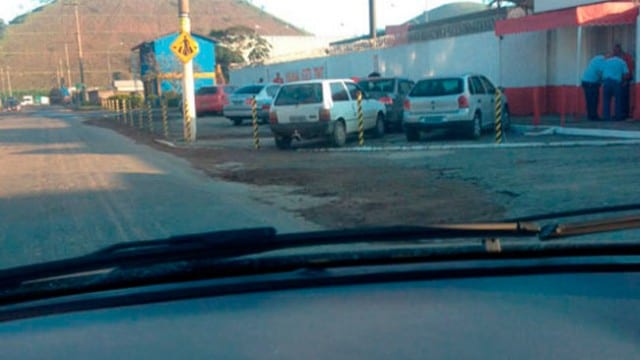 Leitor denuncia instalação de pilaretes irregular na Zona Norte 1 pilaretes carlos augusto