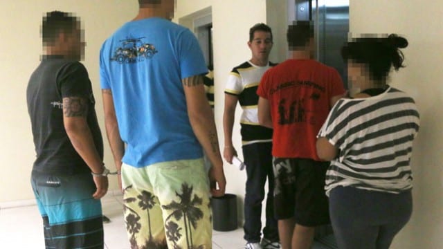 Civil encontra arma de uso restrito com jovem em condomínio de luxo em JF 2 presos leo