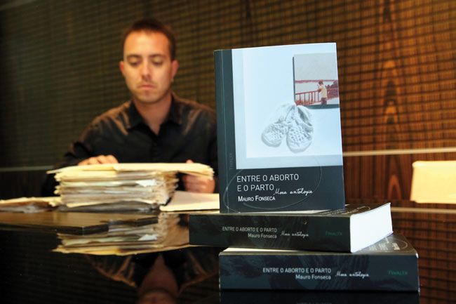 reporter da tribuna mauro morais reune mais de 300 poemas do pai em entre o aborto e o fato