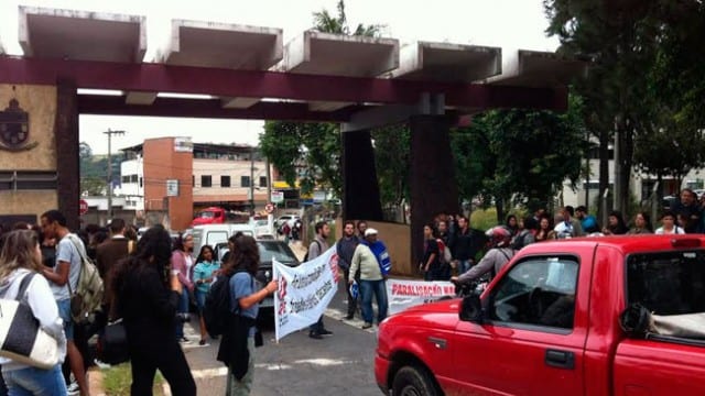 Manifestantes bloquearam trânsito na UFJF 3 thiago debortoli 4