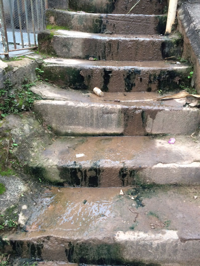 Moradores da Zona Sul reclamam de esgoto a céu aberto 2 No Santa Cecília, a situação já estaria acontecendo há cerca de um mês (Foto do leitor Edmilson Vieira)