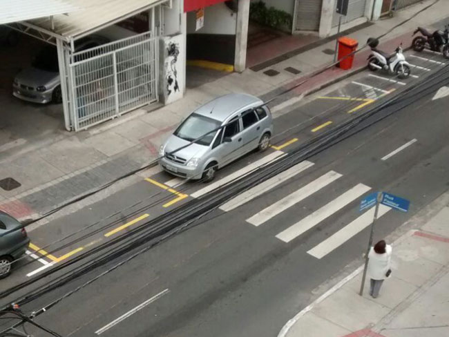 Motorista parou carro sobre a faixa de pedestres na Rua Santo Antônio, no Centro
