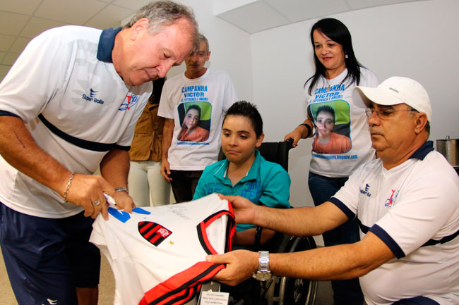 Portador de uma doença genética, Victor ganhou uma camisa autografada para ajudar na campanha que sua família faz por tratamento na Tailândia (Foto: Fernando Primamo/16-05-15)