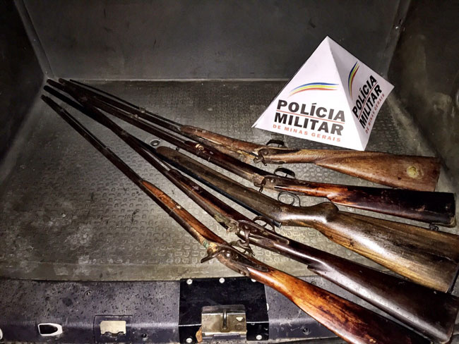 Polícia Militar apreende armas de fogo anunciadas na internet 2 Nenhuma das espingardas tinha documentação (Foto: Divulgação/PM)