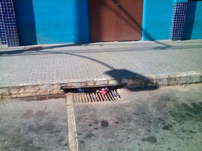 Terra e lixo obstruem bueiro na Avenida Brasil 1 Situação acontece na altura do Bairro Ladeira (Foto do leitor Rodrigo de Oliveira)