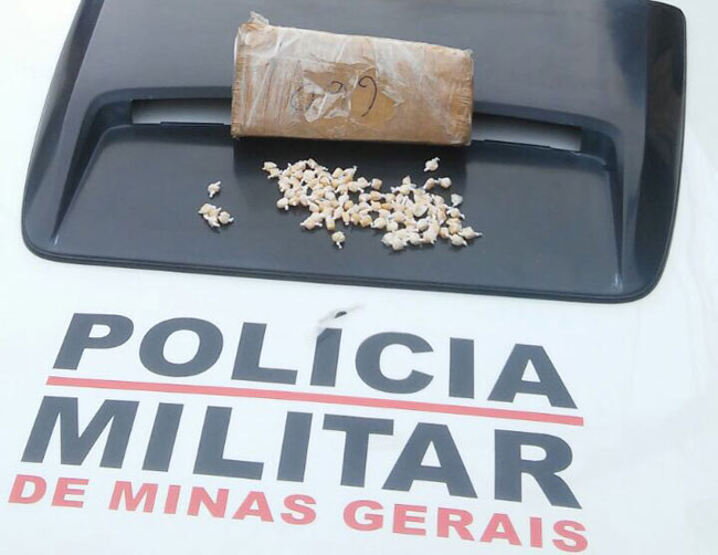 Homem abandonou droga e fugiu (Foto: Divulgação/27° Batalhão da Polícia Militar)
