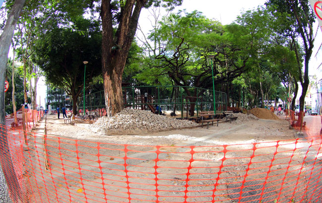 Começa reforma no Parque Halfeld 1 Pedras portuguesas estão sendo retiradas