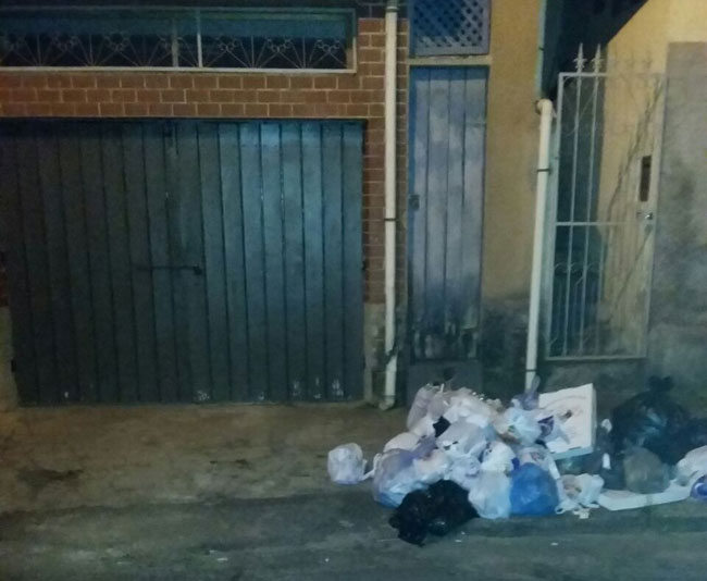 O lixo é depositado fora do dia e do horário da coleta na porta de uma casa em Santa Terezinha (Foto do leitor Wandir Fabri Júnior)