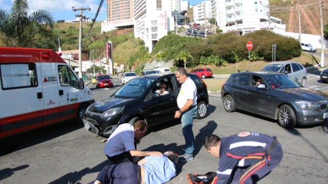 Motociclista foi socorrido pelo Samu. (Foto: Fernando Priamo/ 10-06-2015)