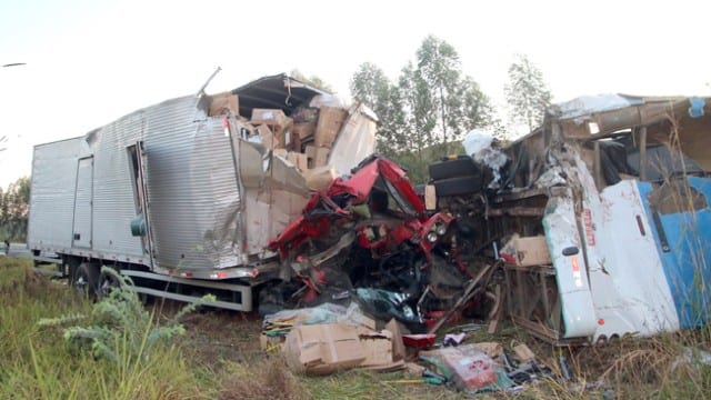 A colisão ocorreu no km 126 da rodovia, na altura do povoado de Penido, na Zona Norte. (Foto: Fernando Priamo/ 11-07-15)