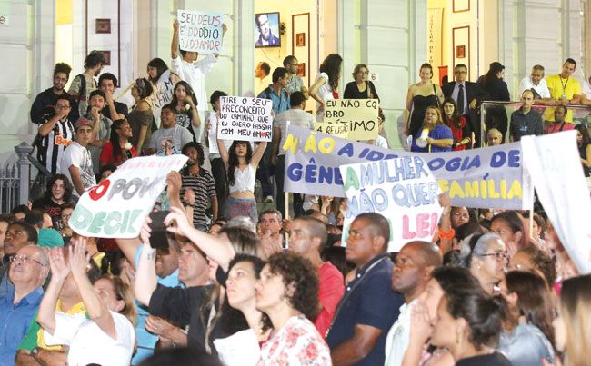 Defesa sob vaias e aplausos 2 religiosos e ativistas pelos direitos civis marcaram presenca na camara1