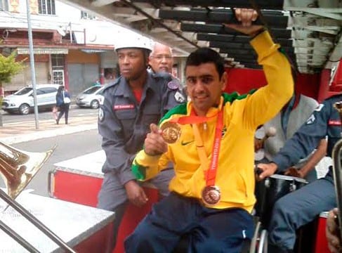 Medalha de ouro no Parapan, Alexandre Ank desfila em carro dos Bombeiros 1 ank olavo 2