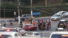Colisão entre carro e moto deixa mãe e filha feridas 1 batida 2 fernando